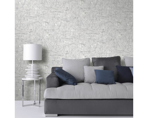 Wohnzimmer mit grauer Tapete, Sofa und Lampe