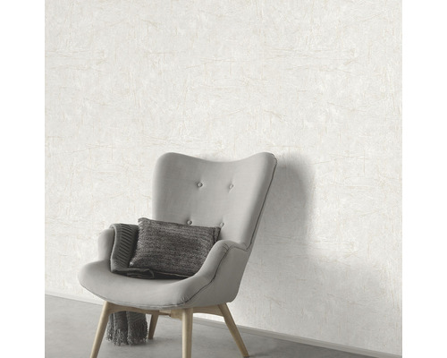 Vue d''une pièce avec papier peint structuré et fauteuil