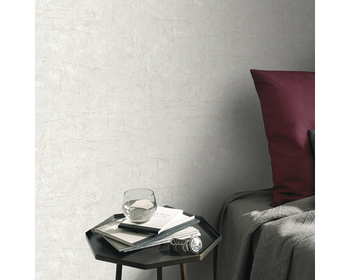 Pièce lumineuse avec papier peint à motifs, table de chevet et lit