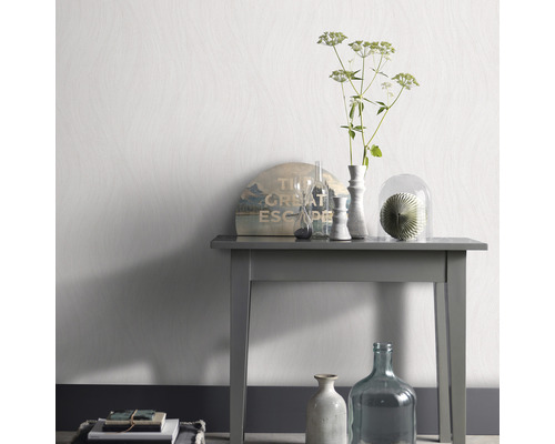 Dekoration auf einem grauen Tisch vor einer weißen Wand