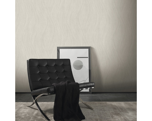 Intérieur avec papier peint à motifs, fauteuil et tableau