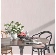 Esstisch-Szene mit Blumen, Granatäpfeln, Zeitschriften und Stühlen