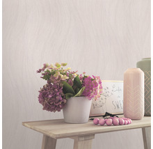 Helle, strukturierte Tapete im Raum mit Blumenarrangement auf einem Tisch