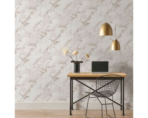 Büro mit Marmortapete, Schreibtisch, Stuhl und Lampe