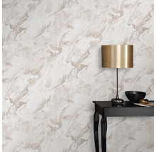 Wandgestaltung mit Marmorstruktur-Tapete, Tisch und Lampe
