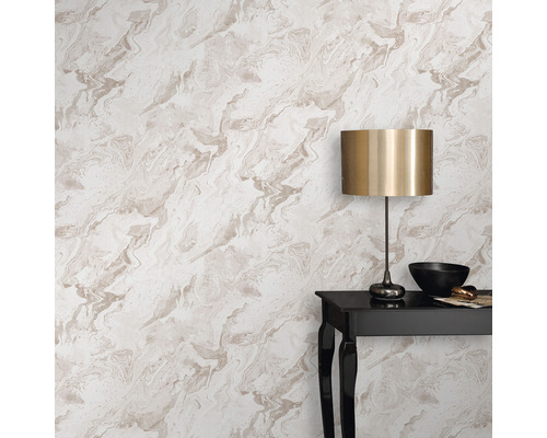 Wandgestaltung mit Marmorstruktur-Tapete, Tisch und Lampe