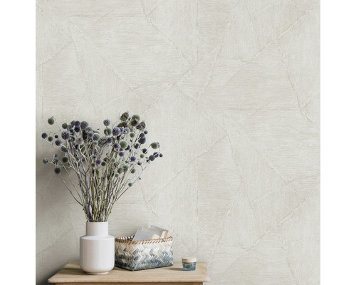 Papier peint à motif géométrique et table avec décoration