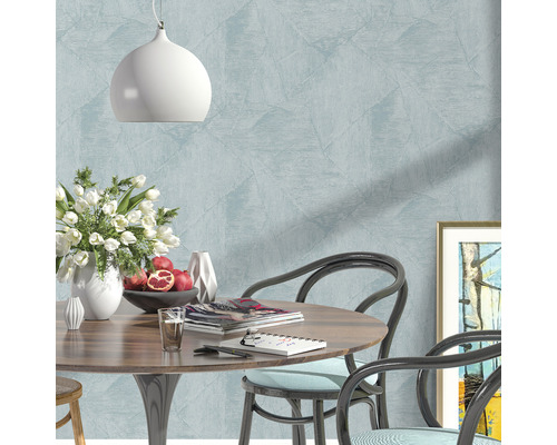 Scène avec une table à manger, des chaises, un vase de fleurs, une coupe de fruits, une lampe et un tableau au mur