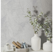 Szene mit gemusterter Tapete, Vasen und Dekorationsgegenständen auf einem Tisch