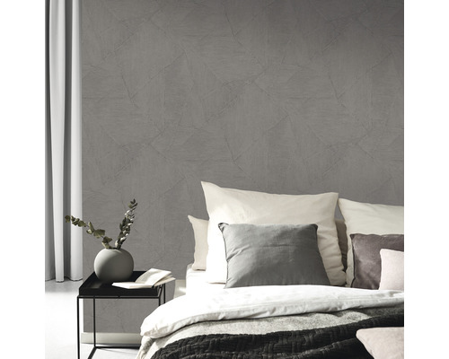 Dekoratives Schlafzimmer mit einer strukturierten Wandtapete, die ein elegantes Ambiente schafft.