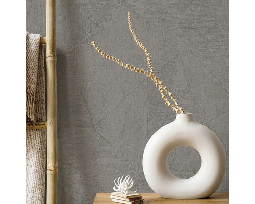 Graue Tapete mit geometrischem Muster, Bambusleiter und Dekoration in einem hellen Raum.