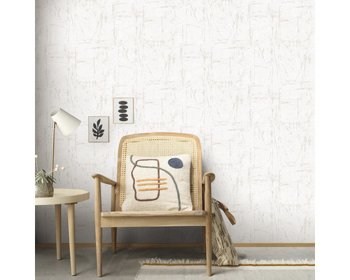 Scène avec un papier peint texturé, une chaise en bois avec un coussin, une table d''appoint avec une lampe et des images décoratives.