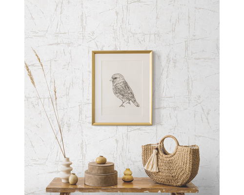 Pièce décorative avec papier peint à motifs, image, objets décoratifs et sac