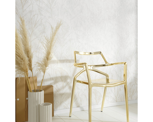 Dekorative Tapete mit Blattmuster, kombiniert mit goldenem Stuhl und weißen Vasen auf hellem Holzboden.