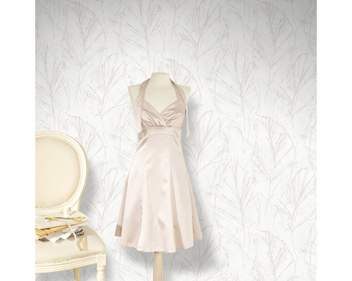 Tapete mit Blattmuster, Kleid auf Schneiderpuppe und Stuhl