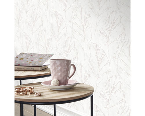 Helle Tapete mit abstraktem Blattmuster im Wohnzimmer