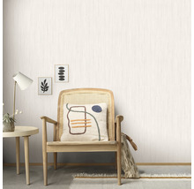 Décoration murale claire avec structure en bois à côté d''une chaise et d''une table d''appoint