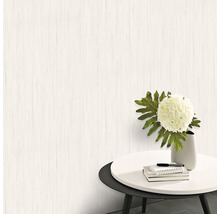Papier peint imitation bois pour un aspect naturel dans les intérieurs.