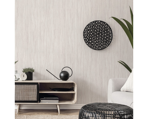 Espace de vie avec des meubles en rotin et décoration murale