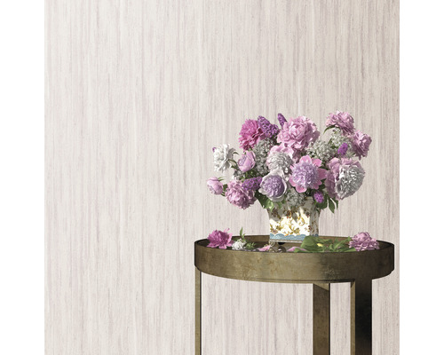 Bouquet de fleurs dans un vase sur une table devant un mur texturé