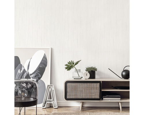 Helles Zimmer mit Kommode, Lampe und Dekorationen