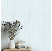 Espace de vie avec papier peint structuré et décoration de table