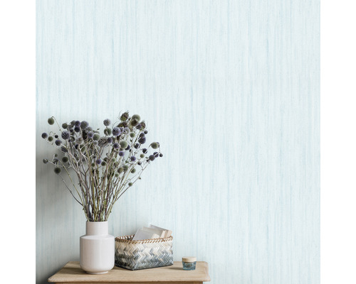 Espace de vie avec papier peint structuré et décoration de table