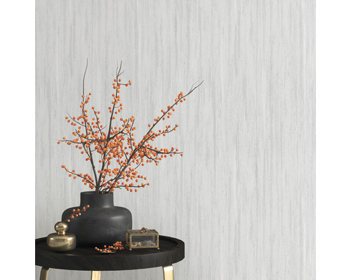 Scène décorative avec vase, branches de baies et boîte à bijoux sur une table d''appoint