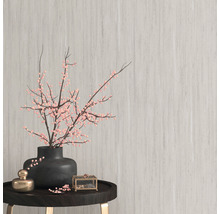 Arrangement décoratif avec vase, branches fleuries et boîte à bijoux sur une table d''appoint.