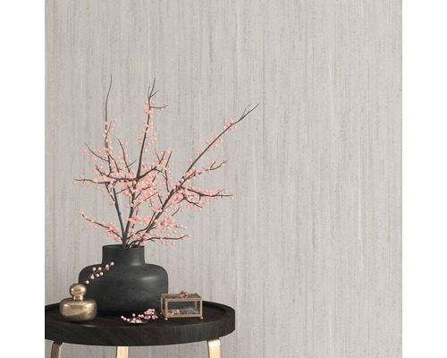 Arrangement décoratif avec vase, branches fleuries et boîte à bijoux sur une table d''appoint.