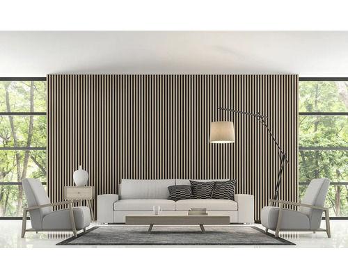 Wohnzimmer mit Lamellenwand, Sofa, Sesseln und Stehlampe