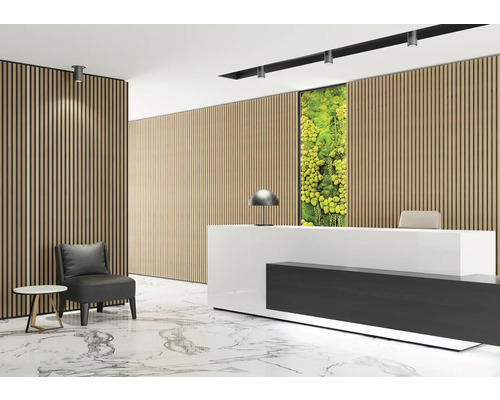 Heller Empfangsbereich mit Holzpaneelen, Rezeption, Sitzgelegenheit und Dekoration