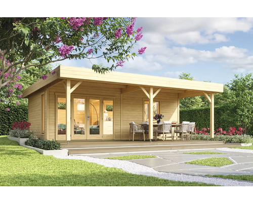 Abri de jardin Outdoor Life Brava avec extension, plancher 750 x 700 cm naturel Maison de jardin en bois avec terrasse et mobilier de jardin dans un environnement verdoyant