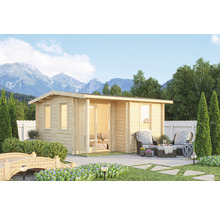 Holzgartenhaus mit Terrasse und Gartenmöbeln vor Bergkulisse