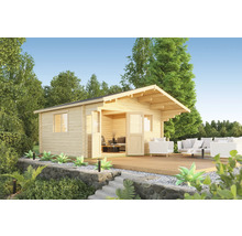 Holzgartenhaus mit Terrasse und Gartenmöbeln in einem Garten
