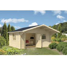 Holzgartenhaus mit offenstehenden Türen und Fenstern im Garten