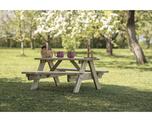 Ensemble de sièges pour enfants en bois avec table de pique-nique dans le jardin