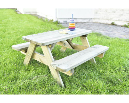 Ensemble de sièges pour enfants en bois avec jouets sur une pelouse