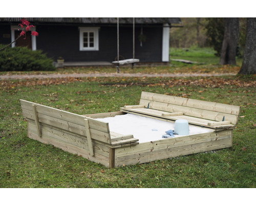 Sandkasten aus Holz mit Sitzbänken im Garten