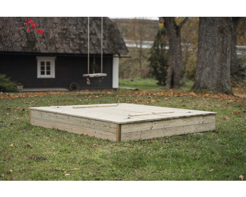 Holzsandkasten mit Deckel im Garten