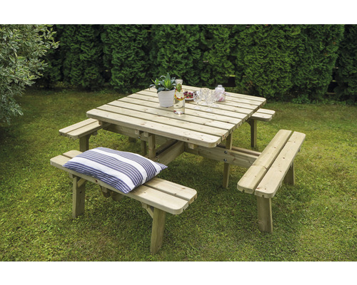 Ensemble de table de pique-nique carrée en bois avec boissons et décoration dans le jardin.