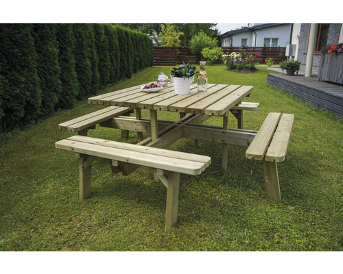 Ensemble de table de pique-nique carrée en bois dans le jardin