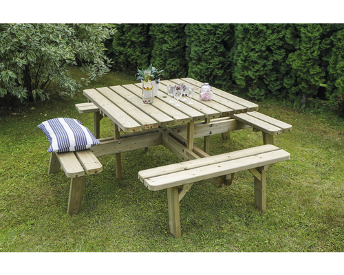 Table de pique-nique carrée en bois avec bancs dans le jardin