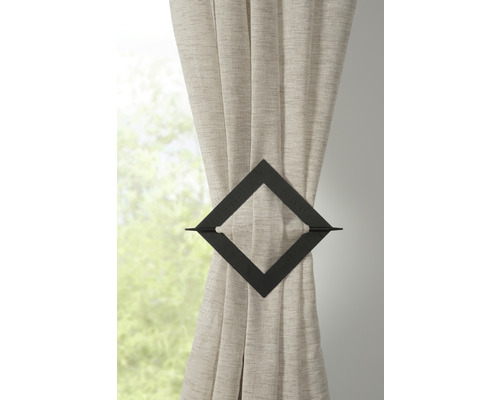 Rideau décoratif avec un embrasse à rideaux en forme de losange.