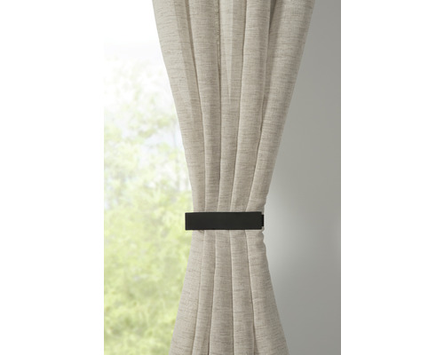 Rideau avec embrasse de rideau noire devant une fenêtre