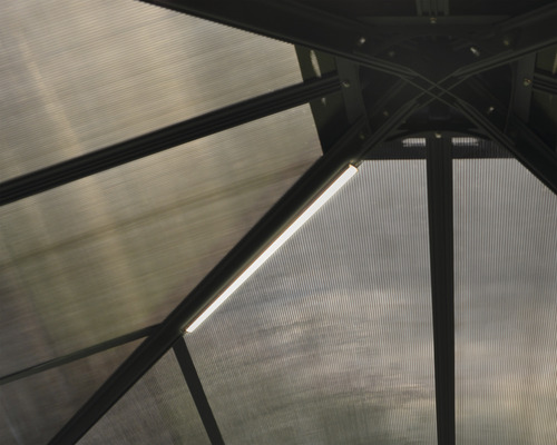 Vue détaillée du toit du pavillon avec plaques de polycarbonate et structure en acier