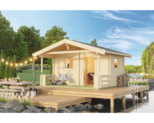 Blockhaus am See mit Holzterrasse, Hängematte und Lichterkette