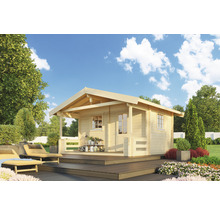 Gartenhaus mit Veranda auf einer Holzterrasse in einem Garten.