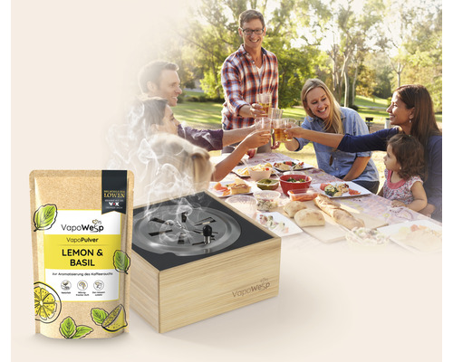 Szene mit Familie beim Anstoßen, VapoWesp Duftpulver Zitrone und Basilikum, Räucherofen mit Rauch