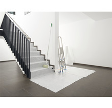 Vorbereitungen zum Malen eines Treppenhauses mit Abdeckmaterial, Leiter und Farbroller